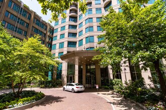 Building Photo - 400 N La Salle Dr