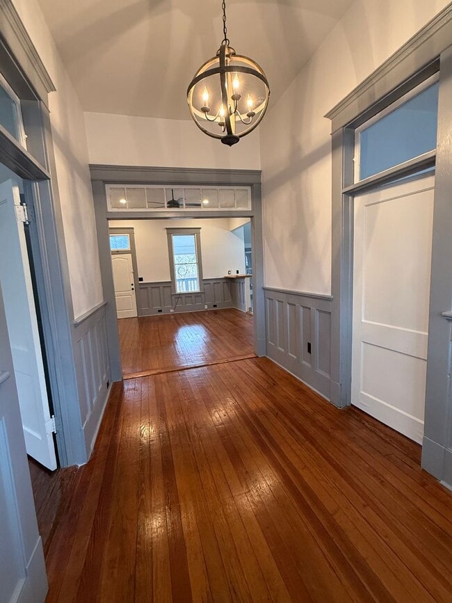 Building Photo - Updated 3 Bed / 2 Bath Near Downtown | Move-In Ready + Fridge Included