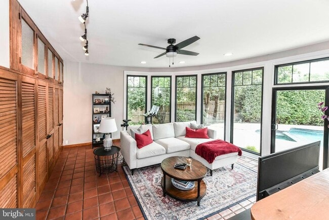 Foto del edificio - 7635 Bland Dr