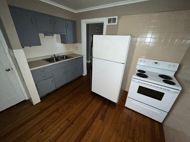 Building Photo - Two Bedroom Home with Attached Garage Move In Ready!
