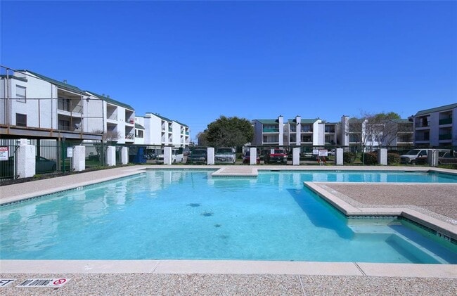 Building Photo - 2832 S Bartell Dr