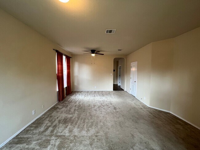 Foto del edificio - CENTRALLY LOCATED 3 BEDROOM SINGLE STORY H...