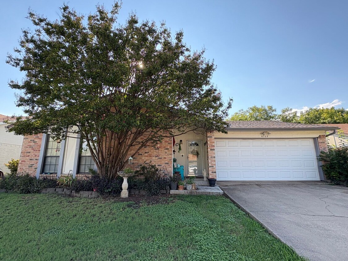 Primary Photo - Great 3-bed 2-bath Home Birdville ISD *New...