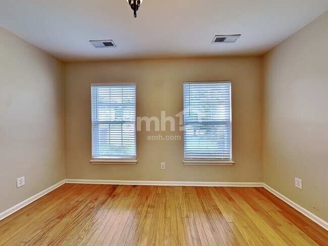 Foto del edificio - 4999 Ballantine Dr