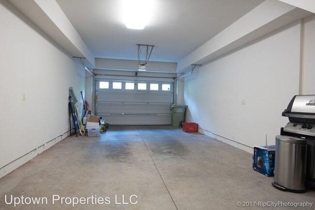 Building Photo - 656 SW Foresta Ter