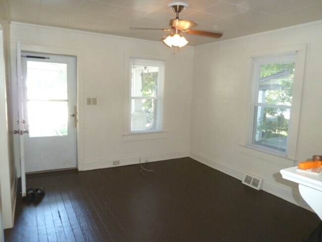 Foto del edificio - Incredible location on Cameron Ave. 2 BR +...