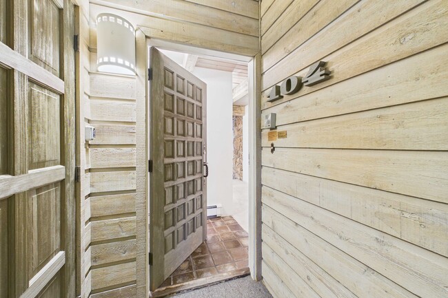 Foto del edificio - 651 S Monarch St