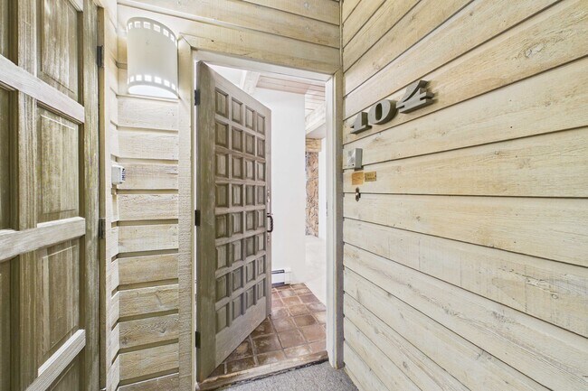 Building Photo - 651 S Monarch St