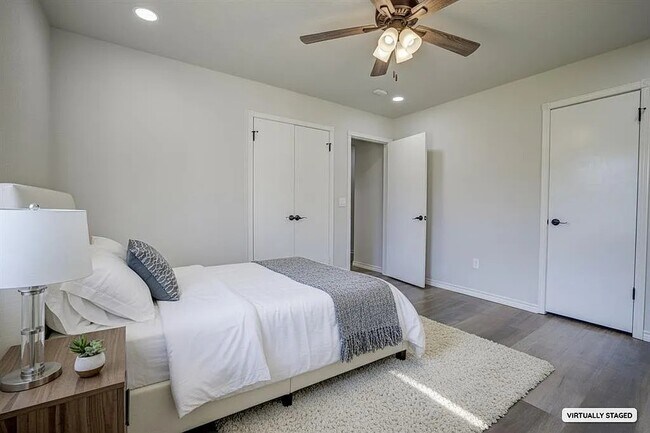 Foto del edificio - 1700 Strawberry Hl