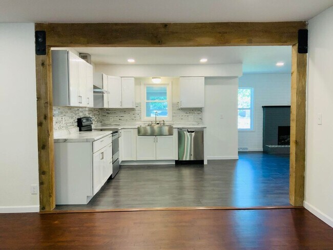 Building Photo - Charming Home in Great Location!