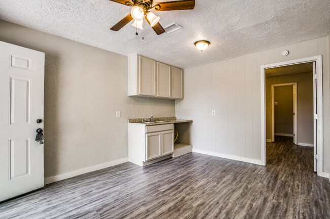 Building Photo - 4820 Oak Ave