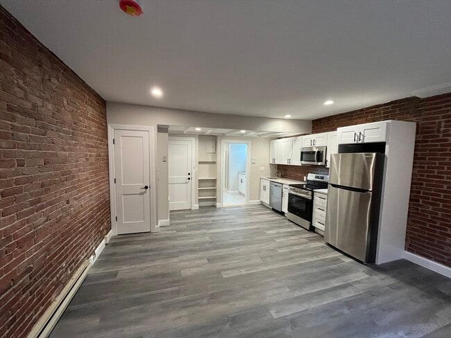 Building Photo - 10 Wellington St