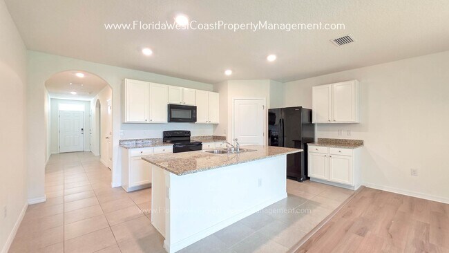 Foto del edificio - MOVE IN READY ! 4 BEDROOM/2 BATH! TILE- LVP THROUGHOUT! LAWN MOWING INCLUDED!