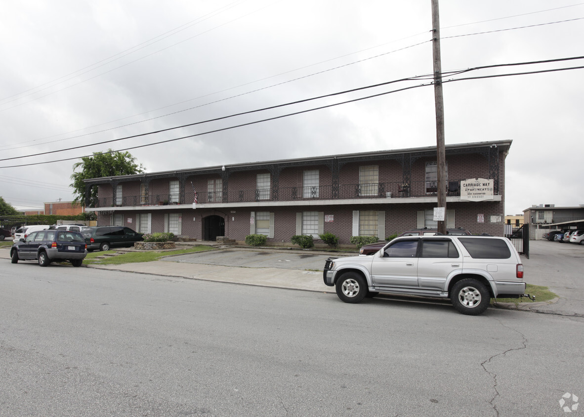 Primary Photo - Carriage Way Apartments