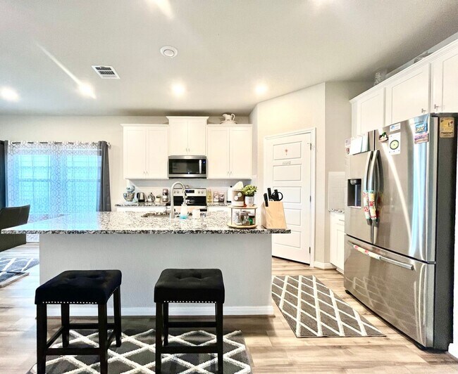 Building Photo - 4 Bedroom/2.5 Bath  Legendary Trails Subdi...