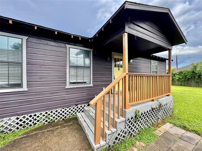 Building Photo - 811 Adele St