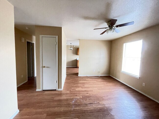 Building Photo - 1603 Cedarhill Dr