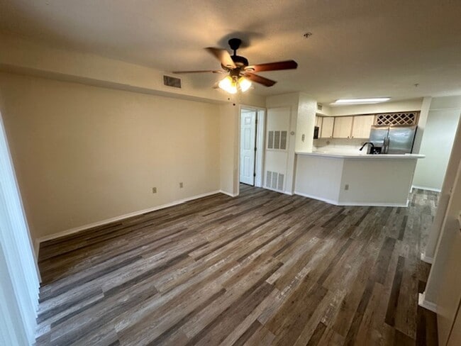 Building Photo - 822-106