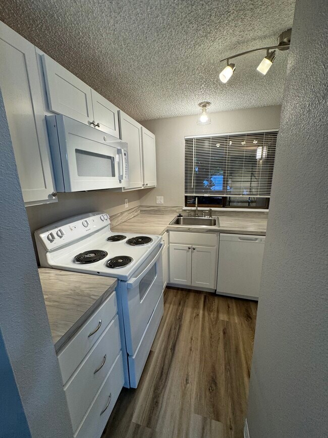 Foto del edificio - Fully Renovated 2 bedroom, 1.5 bath Apartment with New Appliances and Separate Garage!  Fully Rem...