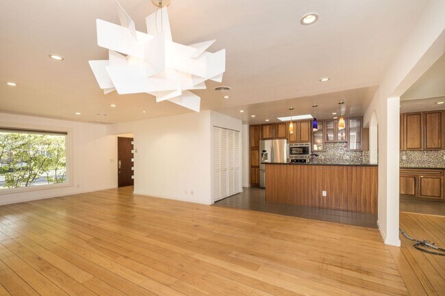 Foto del edificio - Elegant 3 Bed 2 Bath Home, Beautifully Remodeled in 2011