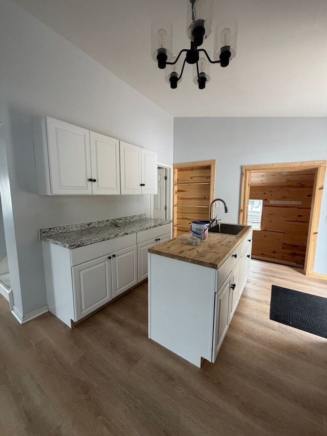 Building Photo - Charming 2 Bedroom, 1 Bathroom Home Available Now in Salem Lakes