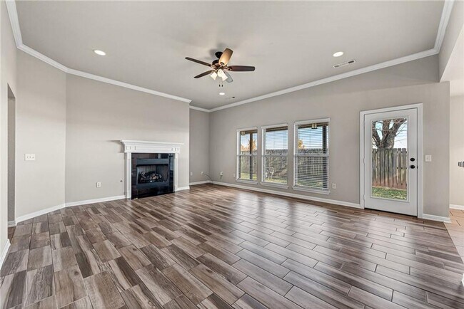 Building Photo - GREAT LOCATION IN ROGERS!!!