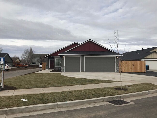 Building Photo - 957 NW Oak Ave