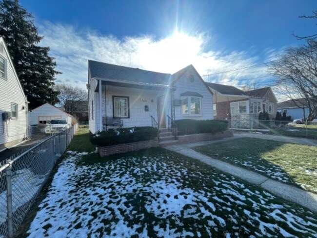 Building Photo - 1304 Dill Ave