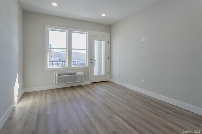 Building Photo - 124 S Main St