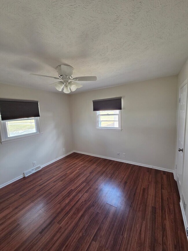 Foto del edificio - Newly remodeled 4/2/2 with fenced in backyard