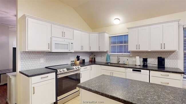 Foto del edificio - 810 Camellia Ct