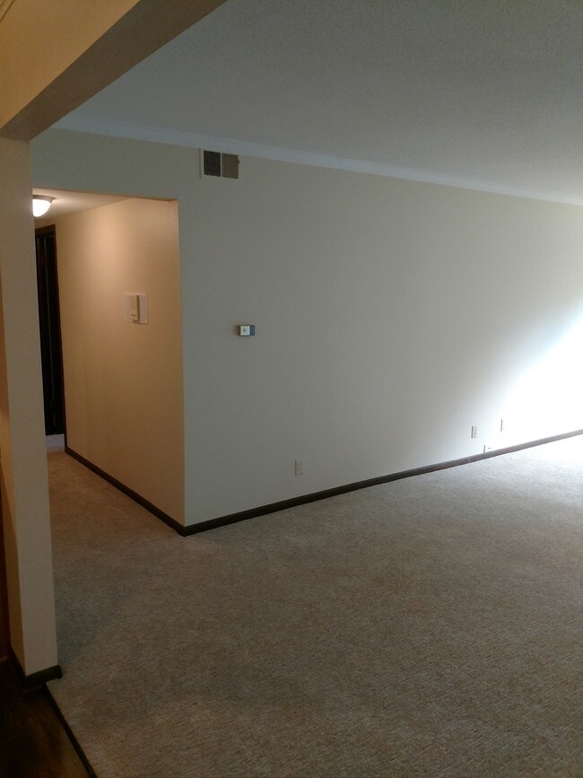 Hallway/Living Rm - 2076 Chateau Ct