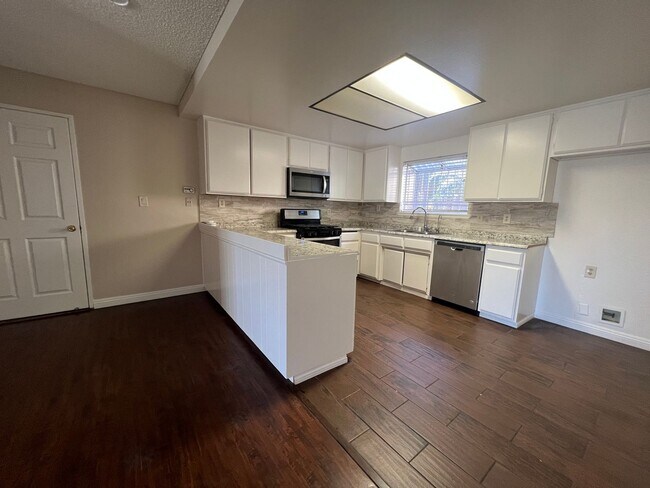 Foto del edificio - 3302-3306 DELTA AVE, / 8409 DOROTHY ST.