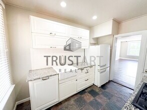 Building Photo - 3885 Manor St