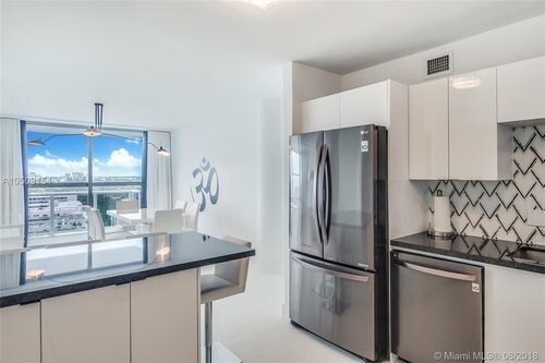 Foto del edificio - 9000 Bay Dr
