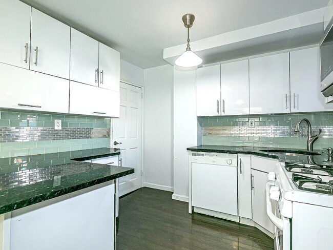 Foto del edificio - 77-51 251st St