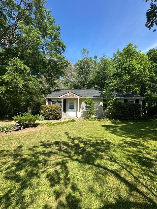 Foto principal - 2 Bedroom / One bathroom house!