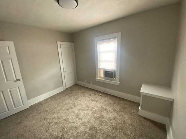 Foto del edificio - SPRING MOVE IN SPECIAL!!   Large 2 Bedroom Duplex in prime location Weiland Park / Itailian Villa...