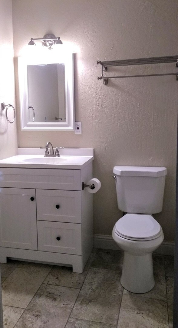 Building Photo - Nicely updated 1 bedroom apartment