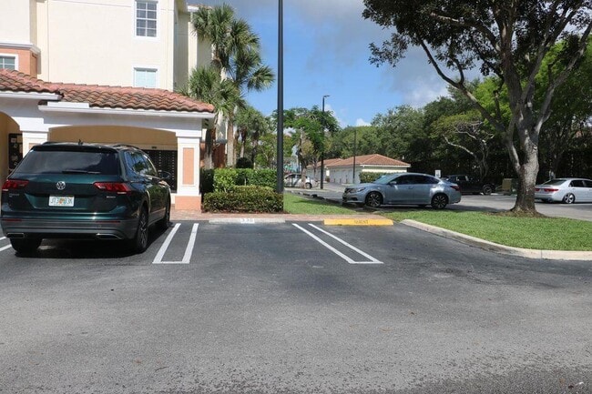 Foto del edificio - 9825 Baywinds Blvd