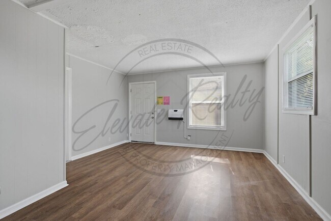 Foto del edificio - Two Bedroom Duplex in Madison on Special!
