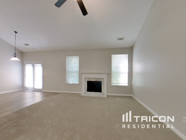 Foto del edificio - 5746 Lakeside Dr