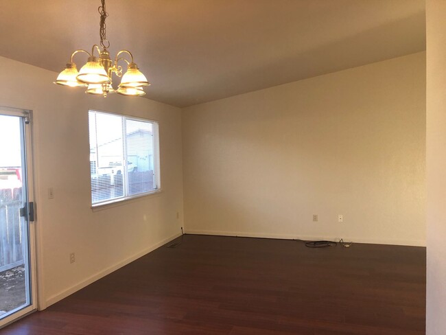 Building Photo - Light and Bright Three Bedroom Two Bath Du...