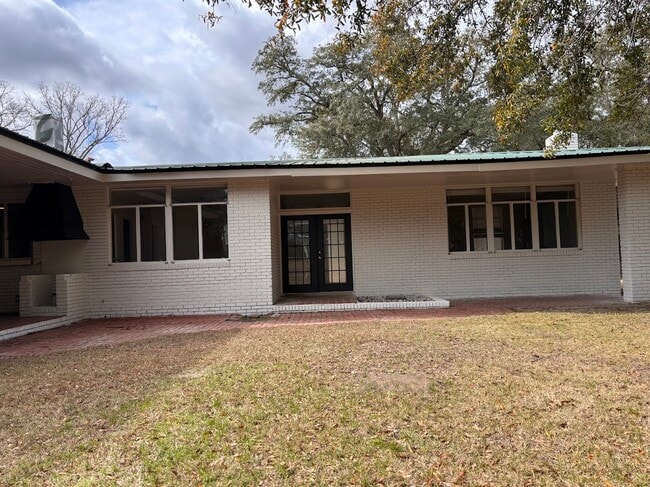 Building Photo - 1008 N Van Buren St