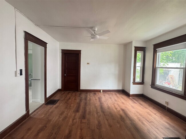 Foto del edificio - 308 Mersereau Ave