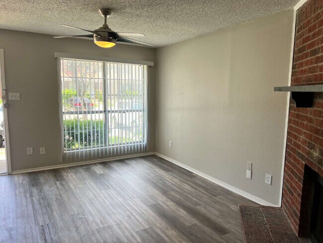 Foto del edificio - 10500 Lake June Rd