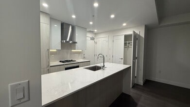 Building Photo - 488 W 58th Ave