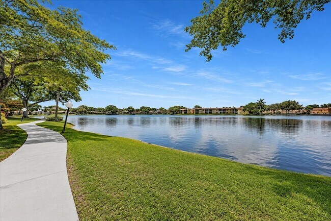 Foto del edificio - 412 Briarwood Cir