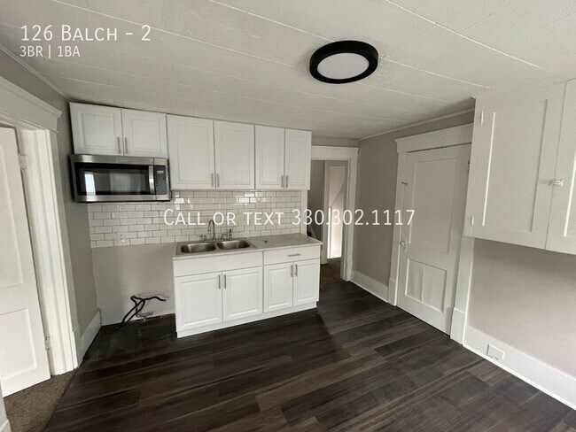 Foto del edificio - Second level Three bedroom one bathroom ap...