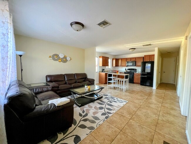 Photo - E Lee St House